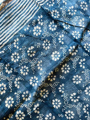 Mira Indigo Bloom saree pallu with flowing lines and a contrasting floral panel