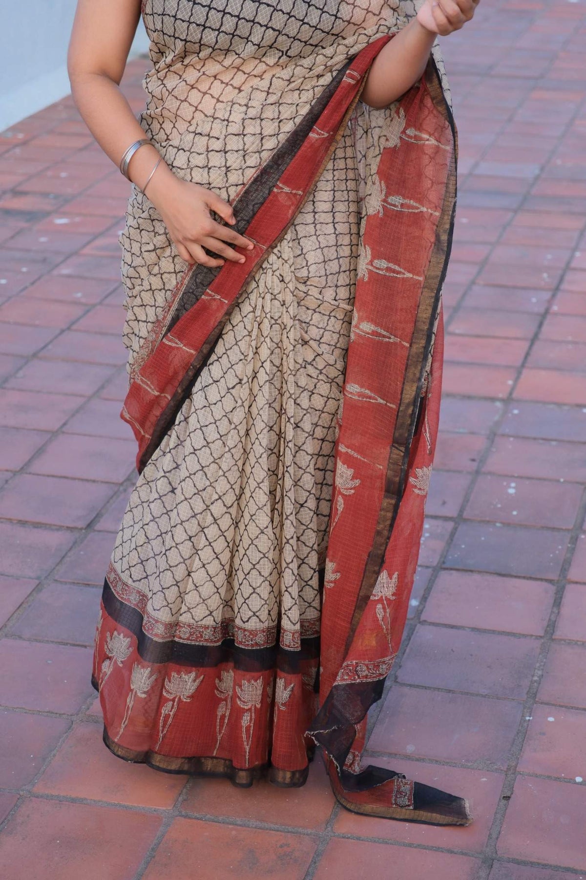 Ananya Lotus Kota Doria saree showing beige lattice body and rust-red lotus pallu