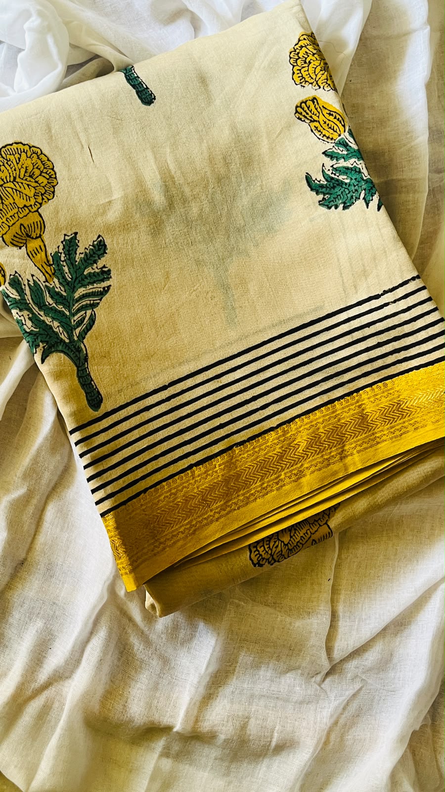 Aaranya striped border and floral saree detail