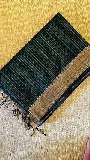 Vanya Green Maheswari Handwoven Silk Cotton Saree close-up weave