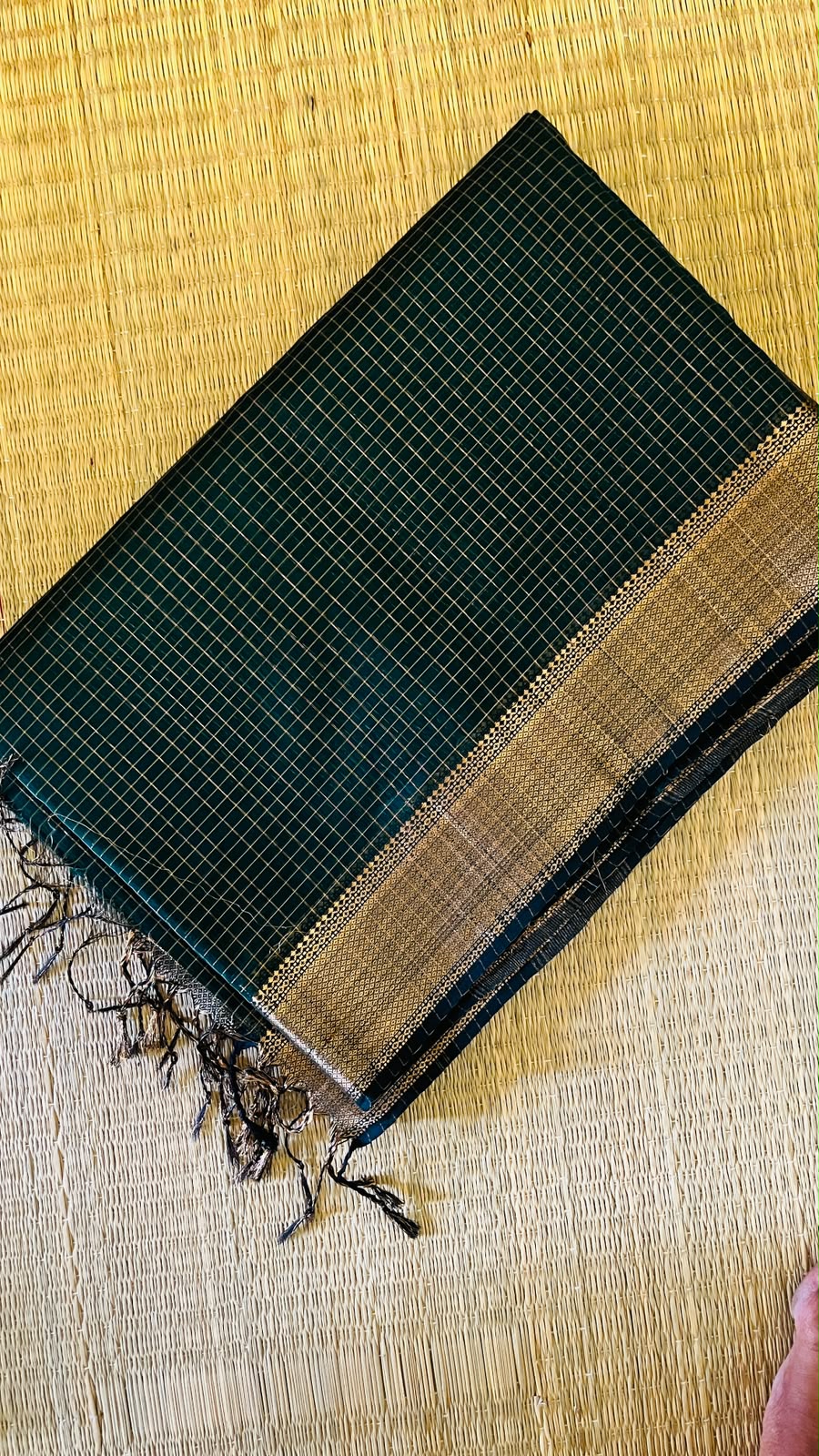 Vanya Green Maheswari Handwoven Silk Cotton Saree close-up weave